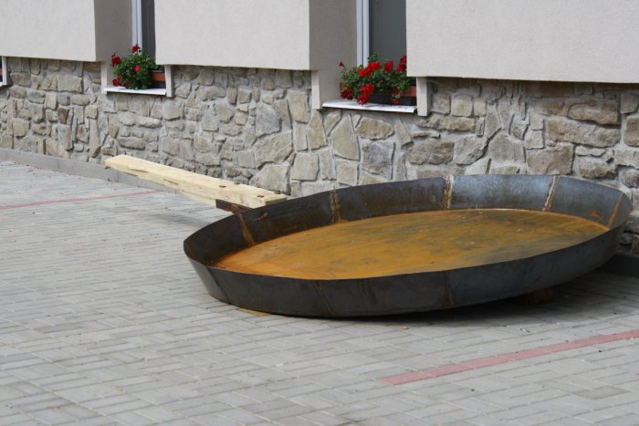 Ilustračný obrázok k článku Hrhovčania vyrobili megakúsok: Panvica, z ktorej by sa najedla celá dedina!