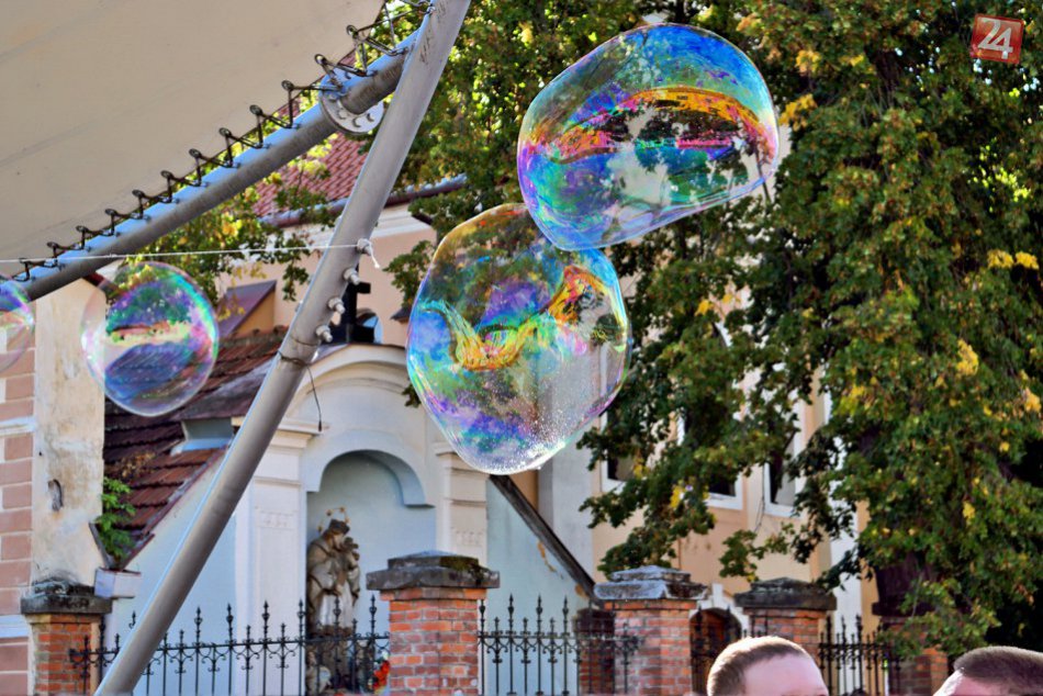 Ilustračný obrázok k článku Rožňavčania, zodvihnite oči k oblohe: Nad hlavami nám vzlietnu tisíce bublín!