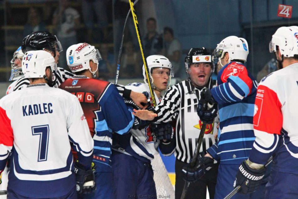 Ilustračný obrázok k článku Úraz počas zápasu na ľade HK Nitra: Hráča museli po zásahu pukom operovať