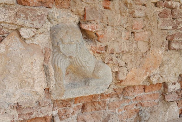 Ilustračný obrázok k článku FOTO: Novinka z kaštieľa v Jelšave. Pri záchranných prácach našli nevšedný artefakt