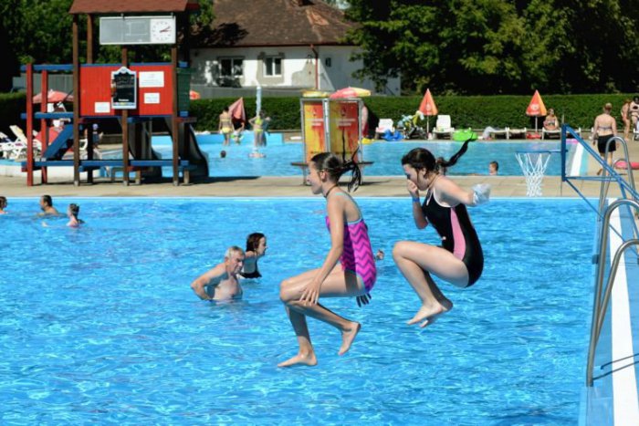 Ilustračný obrázok k článku Využite horúci víkend. Osviežiť sa môžete v desiatkach kúpalísk