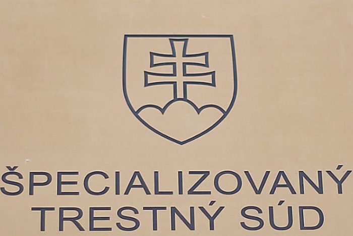 Ilustračný obrázok k článku Úplatky na slovenský spôsob. Za alkohol a klobásy ide trojica na súd!