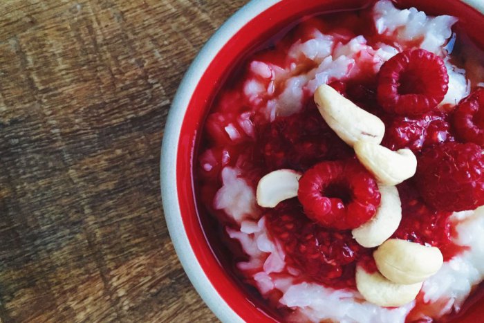 Ilustračný obrázok k článku Redakcia radí: Doprajte si na raňajky sladkú ryžovú kašu s malinami