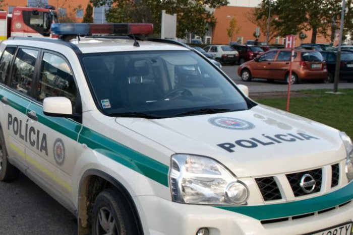 Ilustračný obrázok k článku Mužov obvinených z vraždy odviezli do väzby: REAKCIA jedného z nich!