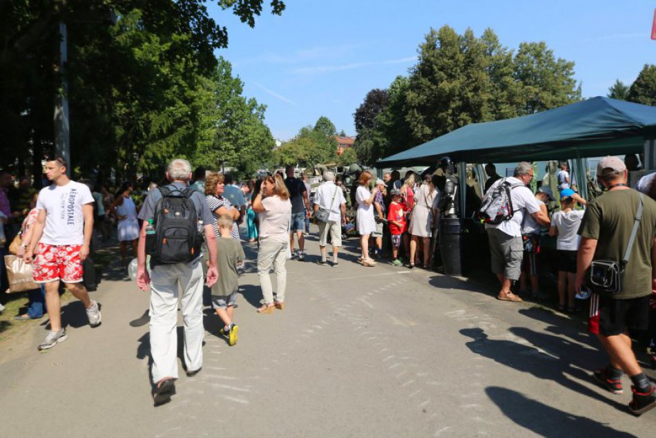 Ilustračný obrázok k článku Oslavy SNP v Bystrici sa blížia. Ponúknu suvenírovú eurobankovku či preukaz zo zemľanky