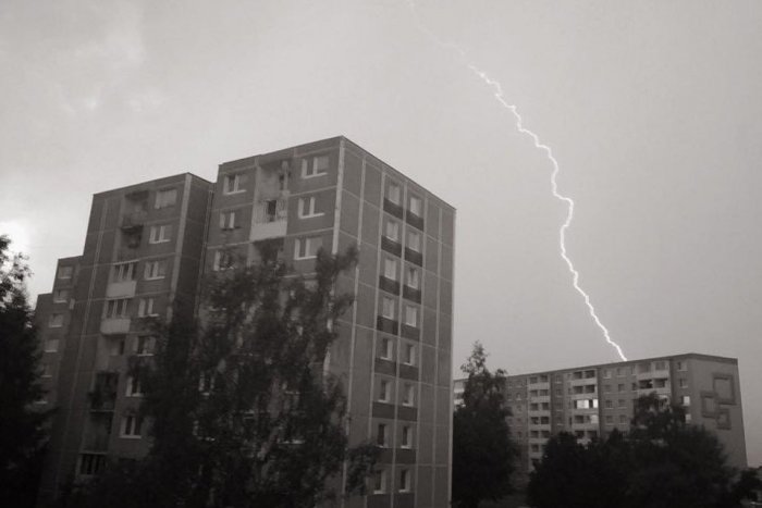 Ilustračný obrázok k článku Silná búrka pod Tatrami: Voda v pivniciach, bahno na ceste, vo Svite downburst