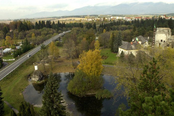 Ilustračný obrázok k článku Radnica v Liptovskom Hrádku plánuje opravu známeho chodníka