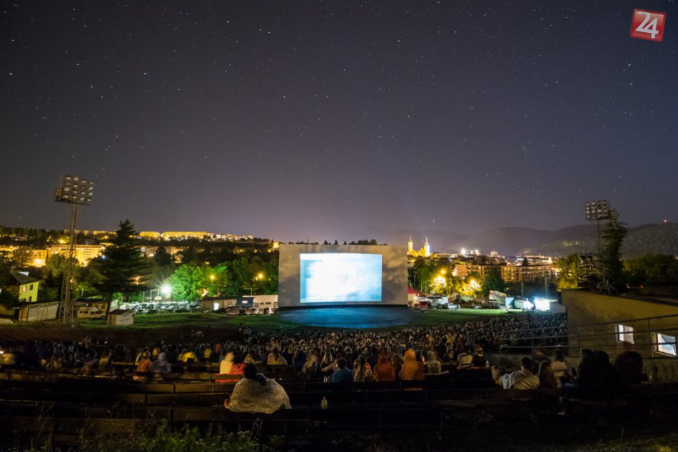 Ilustračný obrázok k článku Augustový PROGRAM Letného kina na amfíku. Tešiť sa môžete aj na slovenské novinky