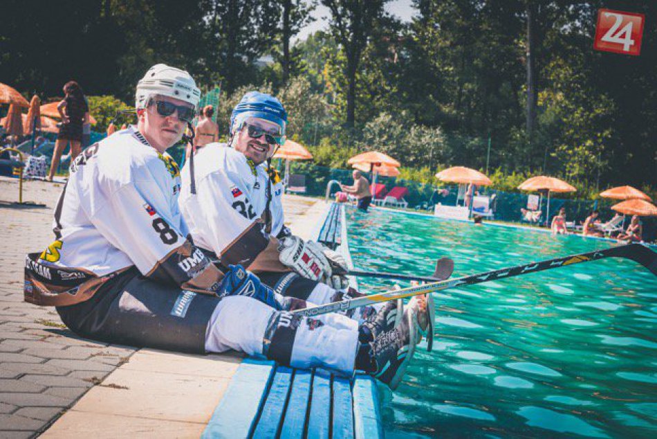 Ilustračný obrázok k článku VIDEO: Hokejisti UMB sa poriadne predviedli. V plnej výstroji vyvádzali na kúpalisku