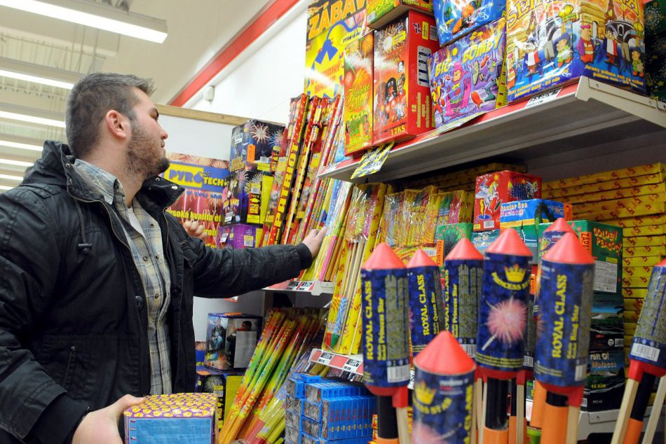 Ilustračný obrázok k článku Pri odpaľovaní pyrotechniky sa správajte obozretne: Polícia a hasiči nabádajú na opatrnosť