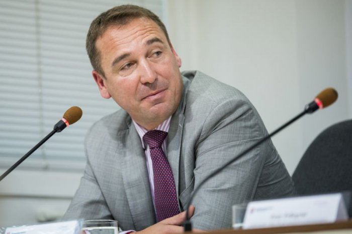 Ilustračný obrázok k článku Rezort dopravy je na chvíľu bez šéfa. Brecely abdikoval na svoj post