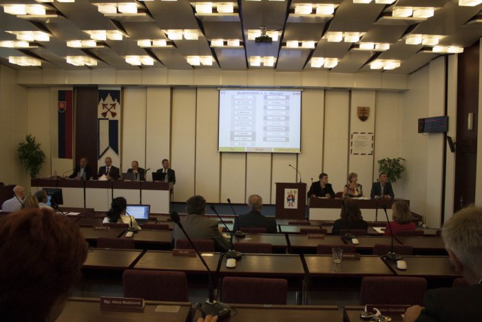 Ilustračný obrázok k článku Kvôli budove vo Veľkej sa poslanci mimoriadne stretli: Z jedného bodu boli dva