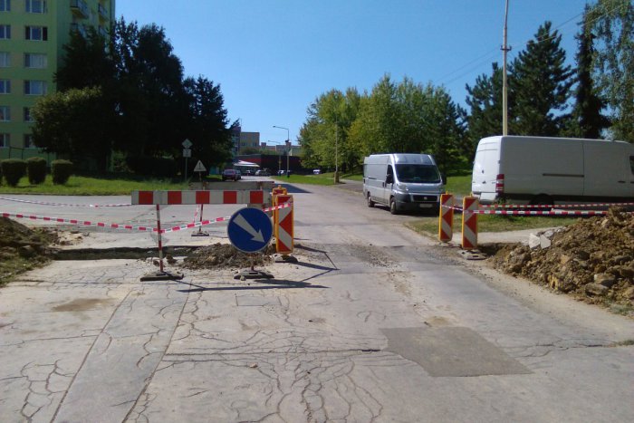 Ilustračný obrázok k článku FOTO: Na lučeneckom sídlisku prekopali cestu. Zisťovali sme, čo je za prácami
