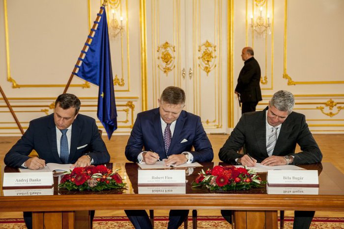 Ilustračný obrázok k článku V Deň Ústavy politici definitívne pochovali štvorkoalíciu