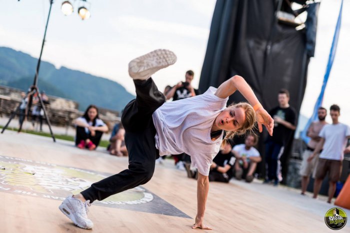 Ilustračný obrázok k článku Hip hopová fakulta, Rapper Decko i Škola Breaku na scéne v amfiteátri