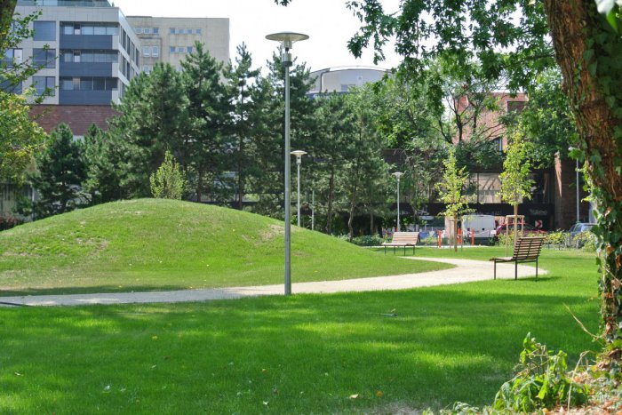 Ilustračný obrázok k článku V parku na Belopotockého pod „pyramídou“ sa deti zahrajú až v priebehu septembra