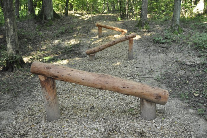 Ilustračný obrázok k článku FOTO: V Lučenci otvoria novú cestu.  Autá majú stopku, zlepšuje kondičku