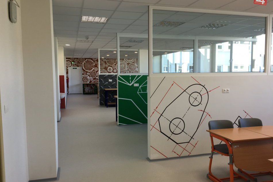 Ilustračný obrázok k článku FOTO: Na bystrickej škole otvoria unikátne centrum. Žiaci dizajnérmi a projektantmi