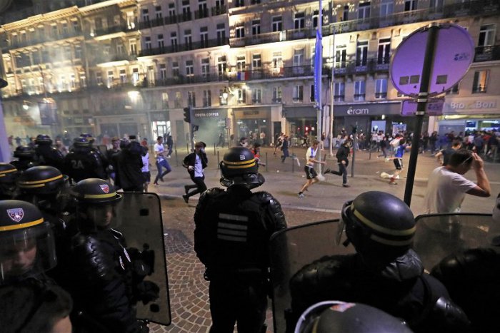 Ilustračný obrázok k článku Anglickí futbaloví fanúšikovia vyčíňali. Bili sa a ničili podniky v centre