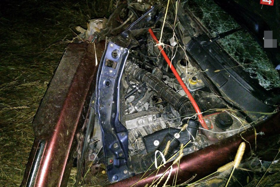 Ilustračný obrázok k článku Opitý Peter (25) bez vodičáku naložil opla a potom to prišlo: Auto na streche, zranené dievčatá