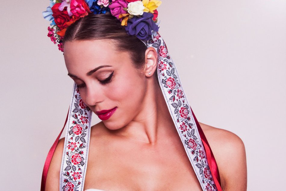 Ilustračný obrázok k článku FOTO: Nádhera spod rúk mladej Horehronky. Karolína sa inšpiruje starými krojmi