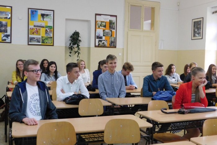 Ilustračný obrázok k článku 100 nových tvári v známej škole: Prváci oranžového gymnázia zažili svoj deň D