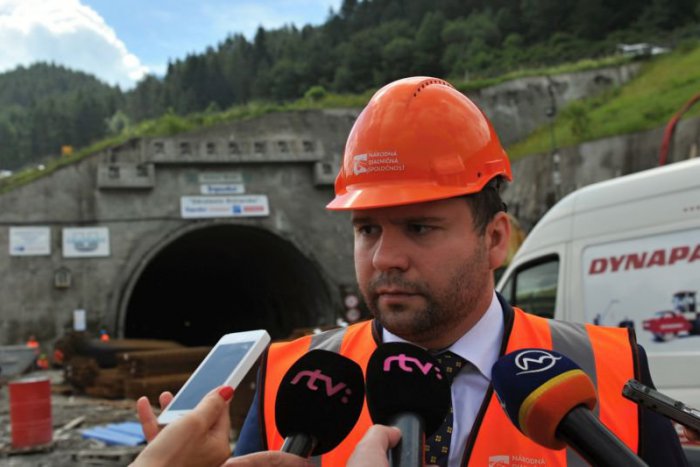 Ilustračný obrázok k článku Nový minister dopravy koná. Vyhodil šéfa diaľničiarov, nominanta Smeru