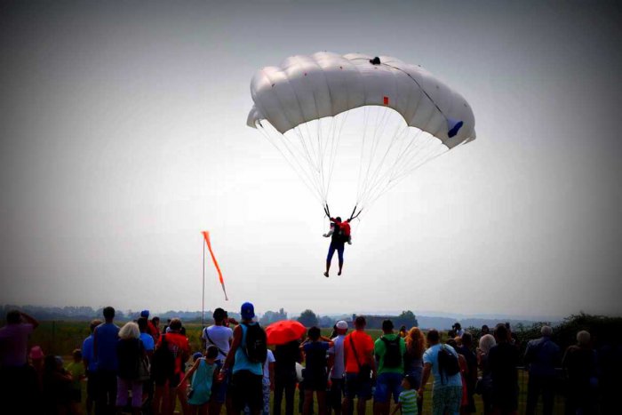 Ilustračný obrázok k článku FOTO: Oblohu nad Barcou zaplnili parašutisti, lietadlá i dravci