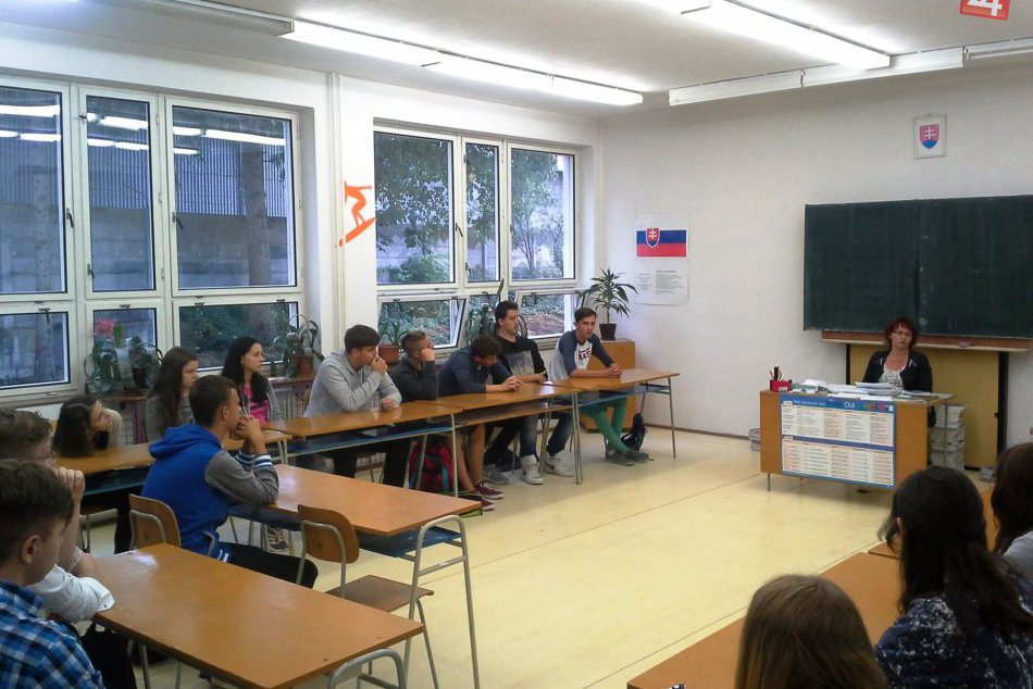 Ilustračný obrázok k článku Nové tváre na škole: Prváci Obchodnej akadémie v Hlohovci zažili svoj deň D