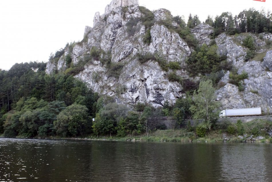 Ilustračný obrázok k článku Z brala Strečno sa zrútil 100-tonový skalný blok