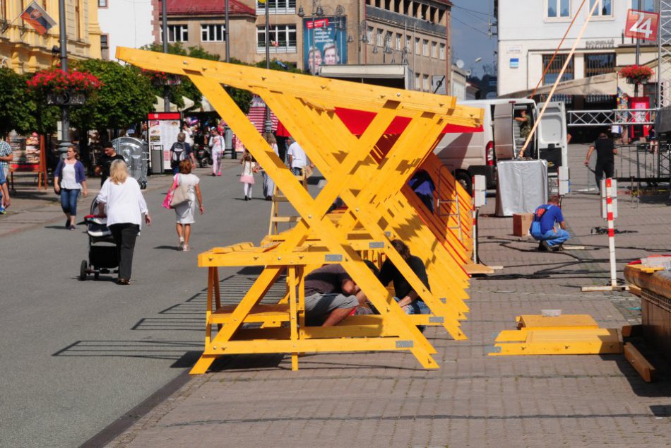Ilustračný obrázok k článku FOTO: Prípravy Radvanského jarmoku v plnom prúde. V centre vyrastajú desiatky stánkov