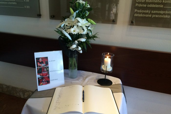 Ilustračný obrázok k článku Kondolenčné knihy v priestoroch mestského úradu i ATE: Za anjelmi smúti aj verejnosť
