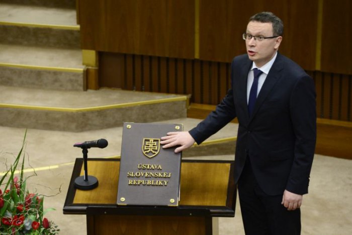 Ilustračný obrázok k článku Predseda národniarov: Nechcem si zvyknúť na to, že v parlamente je psychiatria!