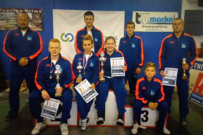 Mladí vzpierači si zo súťaží nosia množstvo medailí.