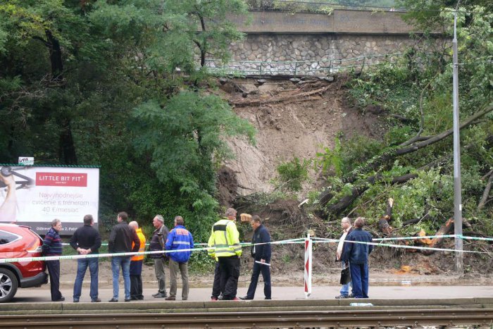 Ilustračný obrázok k článku Mimoriadna situácia na Devínskej ceste skončila. Problémový úsek spevnili