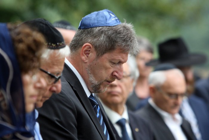 Ilustračný obrázok k článku Vo Zvolene sa čítali mená obetí holokaustu. Prítomní odsúdili vyčíňanie vandala