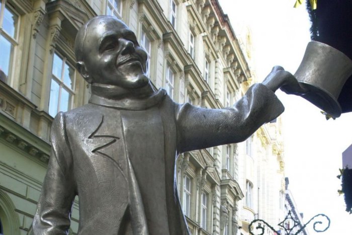 Ilustračný obrázok k článku „Ruky bozkávam!“, nieslo sa ulicami Bratislavy. Schöne Náci by mal dnes 120 rokov