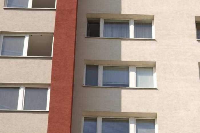 Ilustračný obrázok k článku V Trstenej vyskočila z okna žena aj so synom v náručí