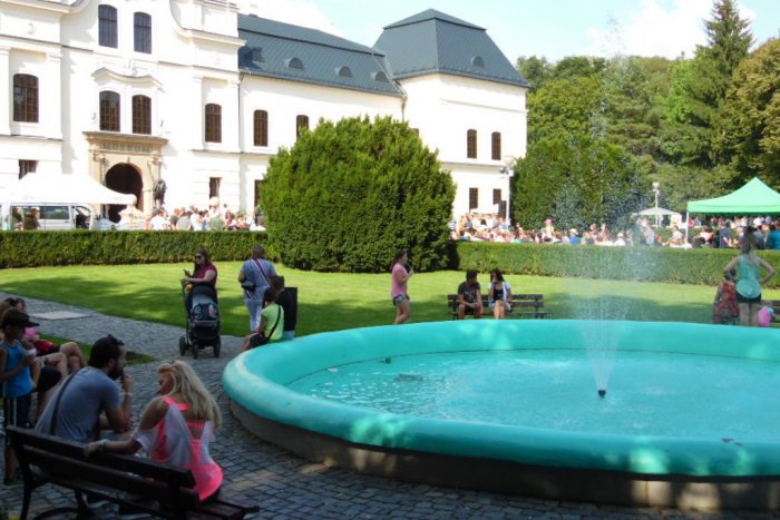 Ilustračný obrázok k článku FOTOGALÉRIA z Dňa sv. Huberta: Podujatie prilákalo pred kaštieľ kopec ľudí!