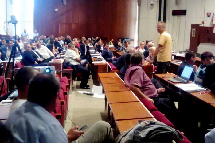 Ilustračný obrázok k článku Horúco v košickom parlamente: Ostrý konflikt, polícia v akcii! VIDEO