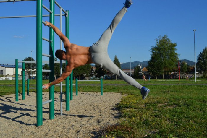 Ilustračný obrázok k článku Samo (21) to Žiarčanom ukázal: Nehanbite sa cvičiť vonku! FOTO, VIDEO