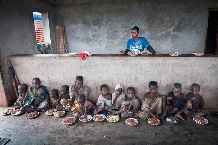 Ilustračný obrázok k článku Slovak Press Photo pre Ivana Holuba. Ponúkol Večeru afrických detí