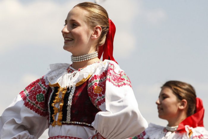 Ilustračný obrázok k článku Deň obce Baláže predo dvermi: Zápolenie v pílení dreva, hrať bude folklór aj country