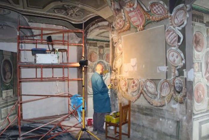 Ilustračný obrázok k článku V humenskom kaštieli reštaurujú výzdobu Izby uhorských kráľov: Zaujímavý objav!