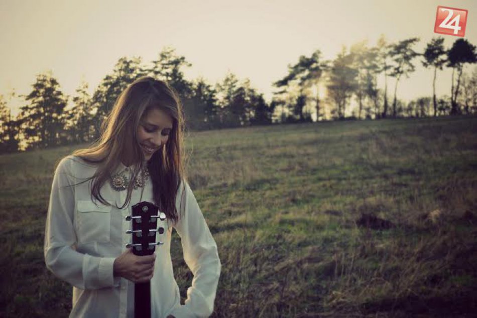 Ilustračný obrázok k článku Nový singel Simy Martausovej „Smej sa“ rozveselí Trenčín!