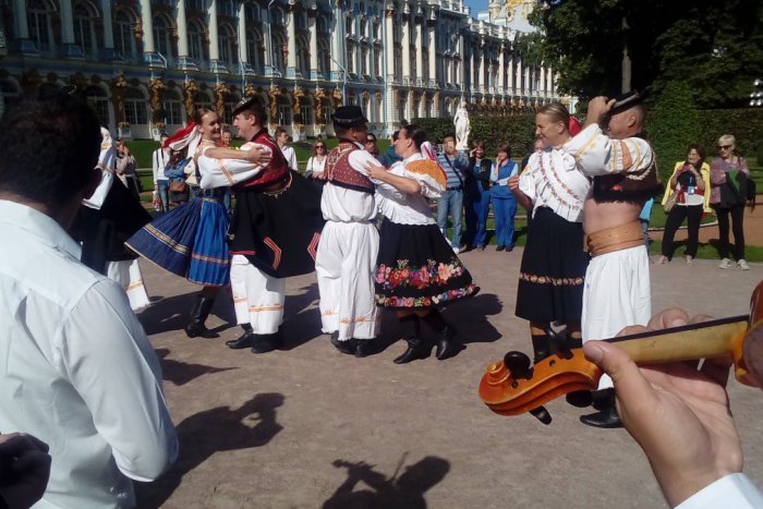 Ilustračný obrázok k článku Lučeneckí folkloristi očarili Rusov. Tí nevedeli prísť fujare na meno