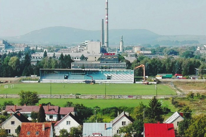 Ilustračný obrázok k článku AUTENTICKÉ VIDEO: Hlavnú tribúnu na futbalovom štadióne už rovnajú so zemou!