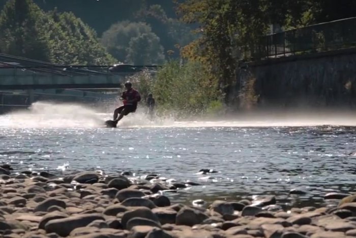 Ilustračný obrázok k článku V Bystrici vzniklo unikátne VIDEO. Po hladine Hrona sa preháňal wakeboardista