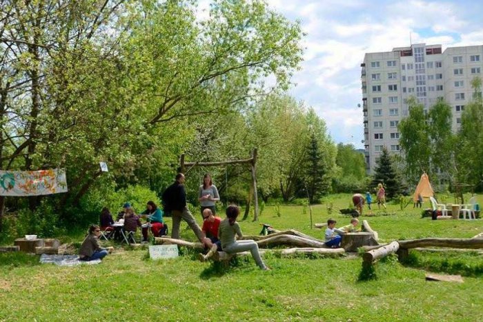 Ilustračný obrázok k článku Susedská burza aj levanduľový labyrint. Špeciálny DOD na bystrickom sídlisku