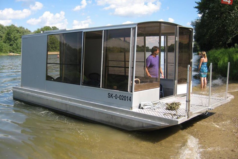 Ilustračný obrázok k článku Zaujímavá loď brázdi vody Váhu:  Na výlet môže zobrať každého